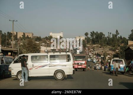 Ich studierte Tischlerei in Finnland und wurde gebeten, nach Äthiopien zu gehen. Alle Porträts und die Menschen sind das Personal der Fabrik. Nette Leute und die Sonne scheint viel. Holzbearbeitung in Afrika Stockfoto