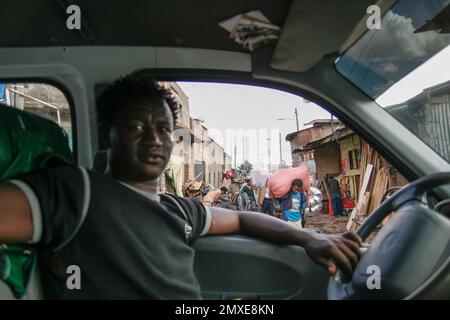 Ich studierte Tischlerei in Finnland und wurde gebeten, nach Äthiopien zu gehen. Alle Porträts und die Menschen sind das Personal der Fabrik. Nette Leute und die Sonne scheint viel. Holzbearbeitung in Afrika Stockfoto