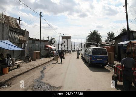 Ich studierte Tischlerei in Finnland und wurde gebeten, nach Äthiopien zu gehen. Alle Porträts und die Menschen sind das Personal der Fabrik. Nette Leute und die Sonne scheint viel. Holzbearbeitung in Afrika Stockfoto