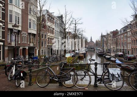 AMSTERDAM, NIEDERLANDE - 27. MÄRZ 2018: Schöner Blick auf die Straßen und Kanäle von Amsterdam Stockfoto