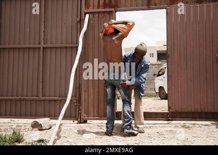 Ich studierte Tischlerei in Finnland und wurde gebeten, nach Äthiopien zu gehen. Alle Porträts und die Menschen sind das Personal der Fabrik. Nette Leute und die Sonne scheint viel. Holzbearbeitung in Afrika Stockfoto