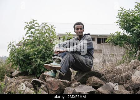 Ich studierte Tischlerei in Finnland und wurde gebeten, nach Äthiopien zu gehen. Alle Porträts und die Menschen sind das Personal der Fabrik. Nette Leute und die Sonne scheint viel. Holzbearbeitung in Afrika Stockfoto