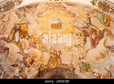 VALENCIA, SPANIEN - 16. FEBRUAR 2022: Das barocke Fresko mit Lamm Gottes, St. Peter und Andrew in der Kirche San Juan de la Cruz. Stockfoto