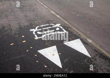 Horizontale weiße Warnschilder für Fahrräder, Fußgänger und Fahrzeuge. Stockfoto