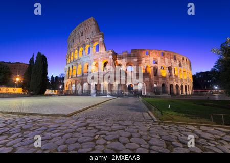 Das Kolosseum in Rom, Italien, zur blauen Stunde. Stockfoto