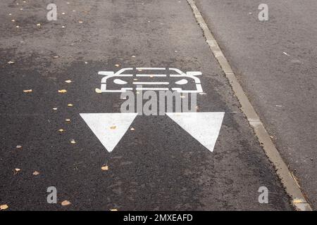 Horizontale weiße Warnschilder für Fahrräder, Fußgänger und Fahrzeuge. Stockfoto