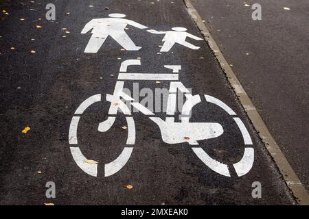 Horizontale weiße Warnschilder für Fahrräder, Fußgänger und Fahrzeuge. Stockfoto