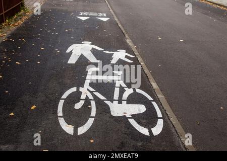 Horizontale weiße Warnschilder für Fahrräder, Fußgänger und Fahrzeuge. Stockfoto