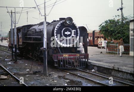 Historisches, archiviertes Bild Einer 1949 von Baldwin entworfenen Dampfeisenbahn mit einer Spurweite von 4–6-2 Passagieren, Lokomotive Klasse YP Nummer 2682, die auf den Schienen am Bahnhof Jodhpur, Indien 1990, sitzt Stockfoto