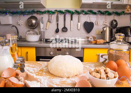 Küche mit ausgestreuten Zutaten auf dem Tisch für Weihnachten Lebkekse, geschlossen mit selektivem Fokus Stockfoto