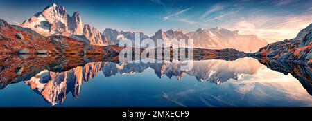 Panoramablick im Herbst auf den Cheserys See mit Mount Blank im Hintergrund, Lage in Chamonix. Spektakuläre Outdoor-Szene des Vallon de Berard Naturschutzgebiets Stockfoto