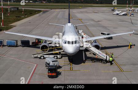 Lufthansa Airbus A319-100 Bodenabfertigung am internationalen Flughafen John Paul II Kraków Balice, Krakau, Polen. Stockfoto