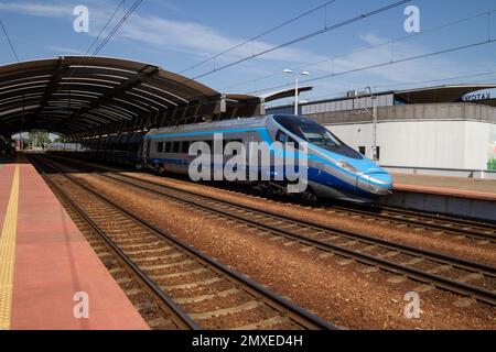 Premium Express Pendolino Zug am Kattowitz Hauptbahnhof. Polnische staatliche Eisenbahn PKP modernes Hochgeschwindigkeits-Hochgeschwindigkeitsbahnsystem Alstom EMU250 in Polen. Stockfoto