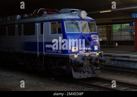 PKP Intercity EP07 Lokomotive. Polnischer staatlicher Personenfernexpress-Zug am Hauptbahnhof Kraków Główny in Krakau, Polen. Stockfoto