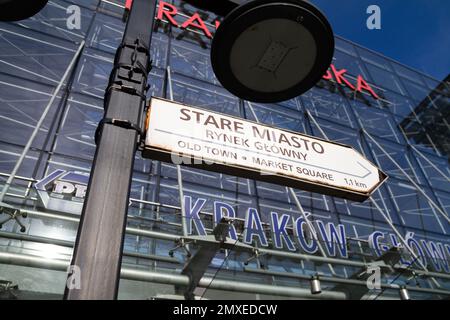 Pfeilschild in Richtung Altstadt Kraków und Marktplatz, vor dem Eingang zum Einkaufszentrum Galeria Krakowska. Hauptbahnhof, Krakau, Polen. Stockfoto