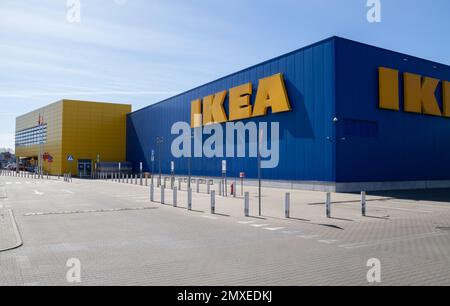 IKEA Store Kraków. Wohneinrichtung Einzelhandel. Außenansicht mit Markenlogo, schwedisches multinationales Firmenlogo in Krakau, Polen. Stockfoto