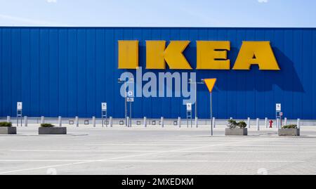 IKEA Store Kraków. Wohneinrichtung Einzelhandel. Außenansicht mit Markenlogo, schwedisches multinationales Firmenlogo in Krakau, Polen. Stockfoto