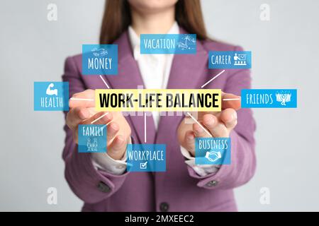 Frau, die das Konzept der Work-Life-Balance vor hellem Hintergrund demonstriert, Nahaufnahme Stockfoto