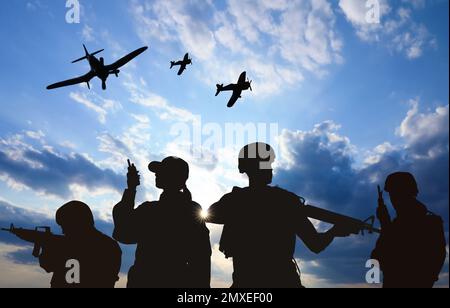 Silhouetten von Soldaten in Uniform mit Sturmgewehren und Militärflugzeugen, die draußen patrouillieren Stockfoto