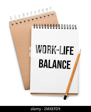 Konzept der Work-Life-Balance. Stilvolle Notizbücher und Bleistift auf weißem Hintergrund, Draufsicht Stockfoto