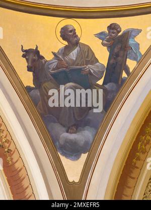 BARI, ITALIEN - 3. MÄRZ 2022: The Fresco St. Luke der Evangelist in der Kirche Chiesa San Domenico von Raffaele Armenise (1921). Stockfoto