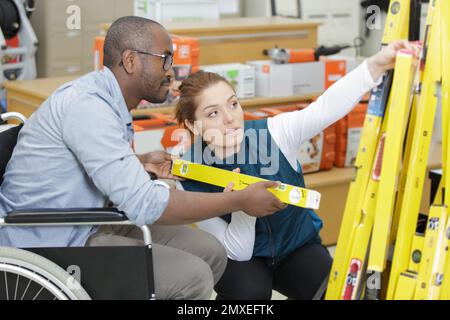 Behinderte Menschen in einem Hardware-store Stockfoto