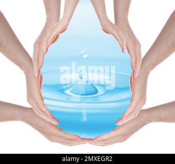 Männer, die Wassertropfen mit ihren Händen auf weißem Hintergrund bilden. Umweltschutz Stockfoto