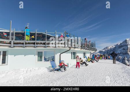 MADONNA DI CAMPIGLIO, ITALIEN - 26. JANUAR 2023: Bar Restaurant Rifugio Doss del Sabion liegt inmitten eines faszinierenden 360-Grad-Blicks auf Th Stockfoto