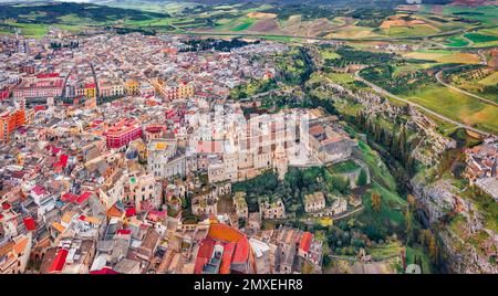 Landschaftsfotografie aus der Luft. Blick von der fliegenden Drohne von Gravina in Apulien. Farbenfrohe Frühlingslandschaft von Apulien, Italien, Europa. Reisekonzept Stockfoto