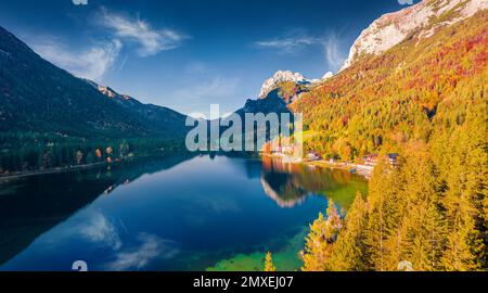 Landschaftsfotografie aus der Luft. Farbenfroher Blick von der fliegenden Drohne auf den Hintersee, Deutschland, Europa. Atemberaubender Herbstblick auf die Bayerischen Alpen. Be Stockfoto