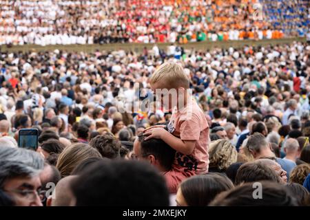 Siena, Italien - August 14 2022: Zuschauer und Junge im Palio di Siena auf der Piazza del Campo. Stockfoto