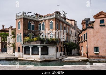 Venezianischer Palazzo an der Riva dei Sette Martiri im Viertel Sestiere Castello von Venedig, Italien Stockfoto