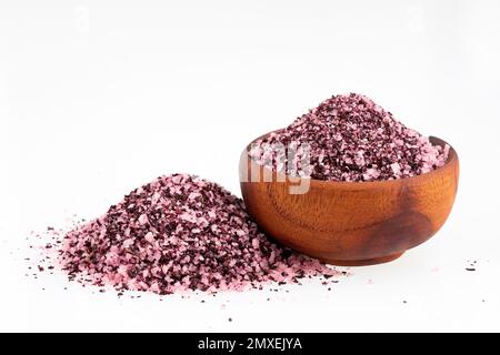 Hibiskus-Salzkristalle in der Holzschüssel - Würzmittel zum Aromatisieren und Würzen von Speisen Stockfoto