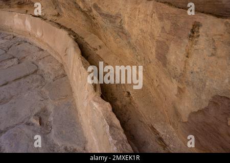 Nabatäische Wasserbewässerungssysteme im Siq von Petra, Jordanien Stockfoto