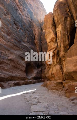 Al Siq Gorge in Petra, Jordanien, mit uraltem nabatäischen Kopfsteinpflaster oder Stone Slab asped Road Stockfoto