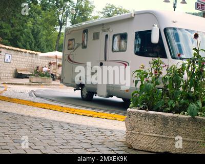 scanno italien, August - 22. 2022. Landschaft mit Wohnmobil oder Wohnmobil an der Autobahn. Wohnmobilienfahrt während der Reise und des Urlaubs. Stockfoto