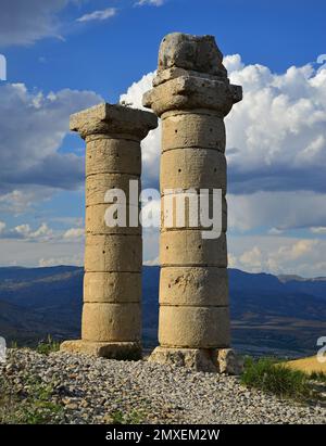 Eine vertikale Aufnahme zweier historischer Säulen in Karakus Tumulus in der Türkei Stockfoto