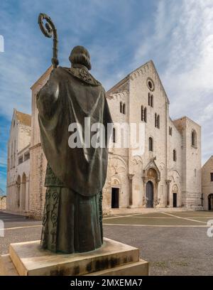 BARI, ITALIEN - 3. MÄRZ 2022: Bronzestatue des Hl. Nikolaus von Bari vor der Basilika San Nicola von Surab Zereteli (2002). Stockfoto