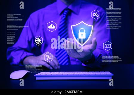 Business-Mitarbeiter – Konzept zum Schutz der Cybersicherheit, Mann mit digitalem Vorhängeschloss mit Datenschutz, Cybersicherheit – Datensicherheit und Verschlüsselung, sec Stockfoto