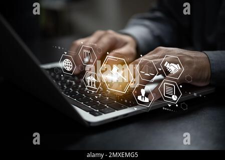 Geschäftsmann, der digitale Technologie nutzt Laptop Computergesetz Innovation Technologie des Rechts Konzept. Stockfoto