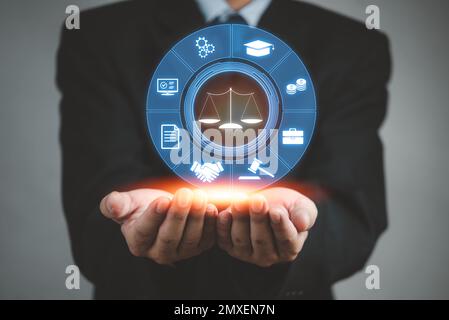 Rechtsanwalt und Geschäftsmann mit Jura-Innovation-Netzwerk-Ikonen. Rechtsberatung Rechtsanwalt bei Law. Konzept der Unternehmensfinanzierung. Stockfoto