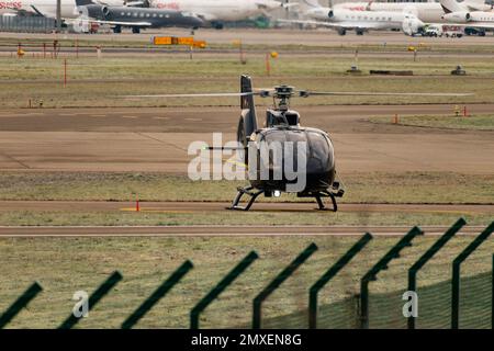 Zürich, Schweiz, 20. Januar 2023 Unbekannter Hubschrauber auf dem Vorfeld am internationalen Flughafen Stockfoto