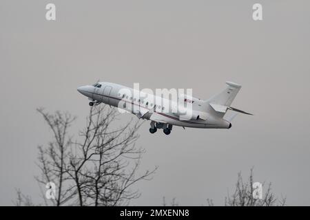 Zürich, Schweiz, 20. Januar 2023 Dessault Falcon 900EX Business Aircraft, die von der Start- und Landebahn 28 nach dem Weltwirtschaftsforum in Davos abfliegen Stockfoto