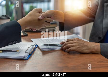 Geschäftsleute-Partnerschaft erfolgreich nach Vertragsverhandlungen. Connection Deal-Konzept. Stockfoto