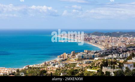 Blick auf Fuengirola, seine Bucht und das Mittelmeer aus der Vogelperspektive. Sonniger Tag. Fuengirola, Costa del Sol, Provinz Malaga, Andalusien, Spanien. Stockfoto