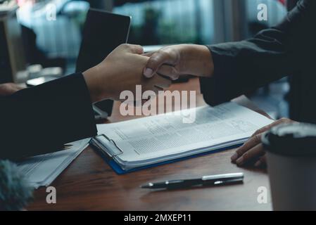 Geschäftsleute-Partnerschaft erfolgreich nach Vertragsverhandlungen. Connection Deal-Konzept. Stockfoto