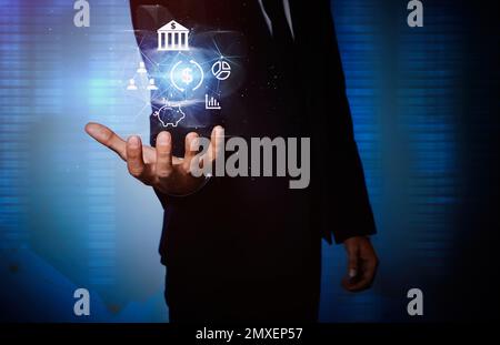 FinTech-Konzept. Ein Mann, der verschiedene Ikonen zeigt, Nahaufnahme Stockfoto