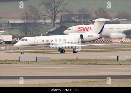 Zürich, Schweiz, 20. Januar 2023 Gulfstream G5 Business Aircraft fährt zu seiner Position Stockfoto