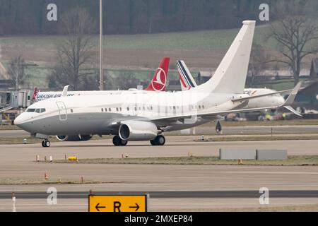 Zürich, Schweiz, 20. Januar 2023 die Boeing 737-7JY fährt zu ihrer Position Stockfoto