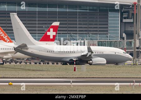 Zürich, Schweiz, 20. Januar 2023 die Boeing 737-7JY fährt zu ihrer Position Stockfoto